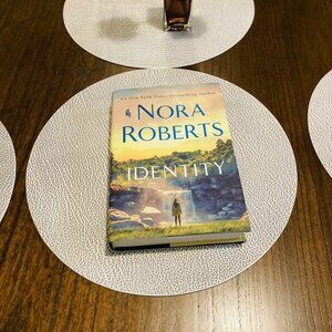 📚Nora Roberts Identity📖NWOT